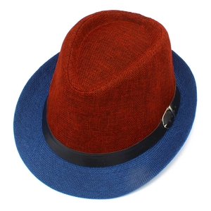 Detalle de un sombrero fedora bicolor con copa rojo óxido, ala azul y correa de cuero fina