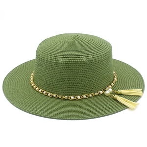 Dettaglio cappello di paglia verde con catena in metallo decorativa, perle e nappe