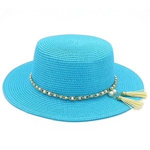 Cappello di paglia blu con catena d'oro, perle bianche e nappe per vacanze al mare