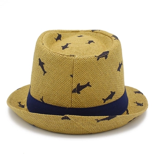 Textura detallada del sombrero fedora de paja amarillo jengibre con delfines