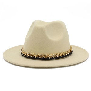 Détail d'un chapeau fedora beige en laine avec chaîne dorée et ruban en cuir noir