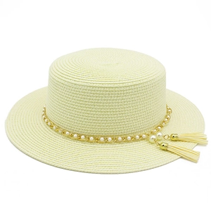 Elegante cappello di paglia beige estivo con catena d'oro, perle e dettagli nappe
