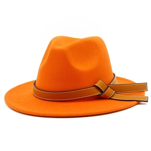 Detail eines orangen Fedora-Filzhutes mit braunem Lederband und weißen Nähten