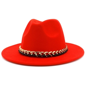 Chapeau fedora en laine rouge élégant avec chaîne dorée et ruban tressé noir stylé