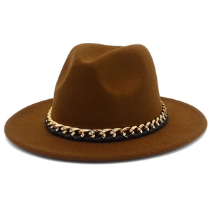 Détail du chapeau en feutre marron avec chaîne en métal doré et ruban en cuir noir