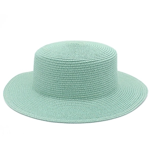 Dettaglio cappello di paglia verde menta con trama fine e tesa larga e piatta
