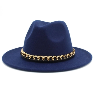 Gros plan détaillé du chapeau fedora bleu foncé avec chaîne dorée et insert en cuir noir