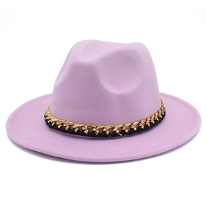 Détail d'un chapeau fedora lavande avec une chaîne décorative dorée et noire élégante