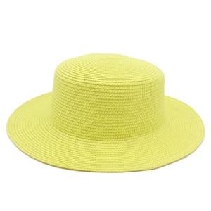 Dettaglio della trama a spirale intrecciata su un cappello di paglia giallo a tesa larga