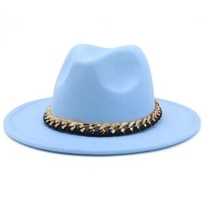 Détail du fedora en laine bleu clair avec chaîne dorée et tresse en cuir noir élégante