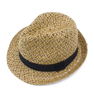Dettaglio della trama di un cappello di paglia con un elegante nastro nero decorativo