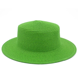 Dettaglio ravvicinato del cappello di paglia verde lime con intreccio a spirale