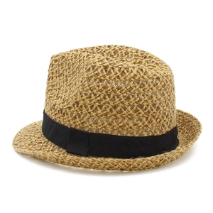 Dettaglio della trama in paglia e del nastro nero su un cappello Fedora traspirante