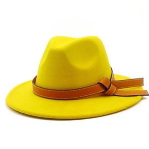 Detailansicht des gelben Woll-Fedora-Hutes mit braunem Lederband und dekorativem Knoten