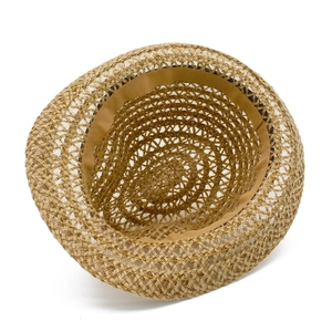 Dettaglio dell'interno del cappello di paglia con trama traspirante e fascia antisudore