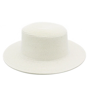 Dettaglio ravvicinato di un cappello boater in paglia bianca con trama fine e corona piatta