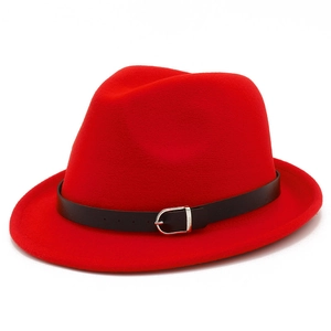 Klassischer roter Wollfilz-Fedora-Hut mit schwarzem Lederband und silberner Metallschnalle