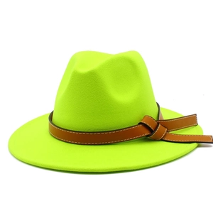 Detailansicht eines neongelben Fedora-Hutes mit braunem Lederband und weißen Ziernähten