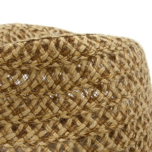 Dettaglio della trama in paglia di lino fatta a mano di un cappello da sole estivo