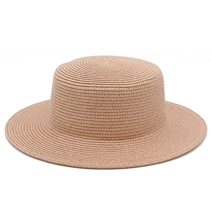 Dettaglio della trama in fibra vegetale intrecciata di un cappello estivo rosa a tesa larga