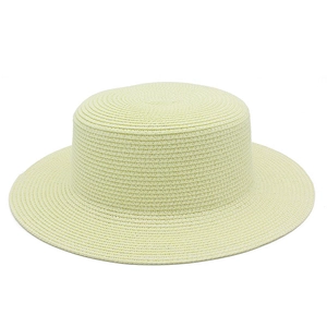 Dettaglio dell'intreccio a spirale su un cappello di paglia beige a tesa piatta