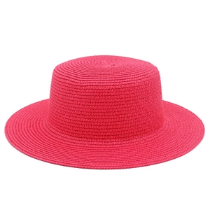 Dettaglio di un cappello di paglia fucsia che mostra la trama intrecciata di alta qualità