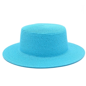 Dettaglio del cappello di paglia blu lago con cupola piatta e trama intrecciata