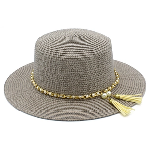 Elegante cappello boater grigio con catena di perle dorate e nappe alla moda