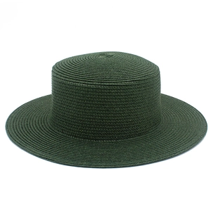 Primo piano dettagliato del cappello di paglia verde scuro con corona piatta estiva