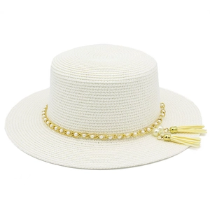 Dettaglio cappello in paglia bianco con catena di perle dorate ed eleganti nappe