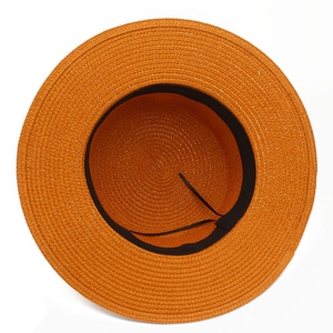 Dettaglio dell'interno di un cappello di paglia arancione con fascia e cordino regolabile