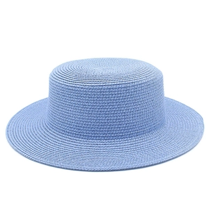Dettaglio ravvicinato della trama fine della paglia e della texture del cappello celeste