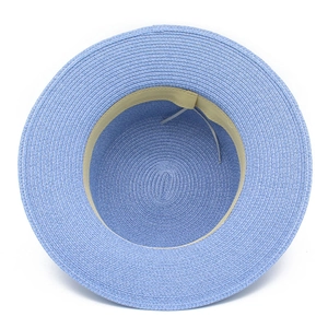 Dettaglio del cappello da sole azzurro con fascia interna regolabile per una vestibilità ideale