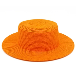 Vista dettagliata del cappello di paglia arancione con trama a spirale circolare
