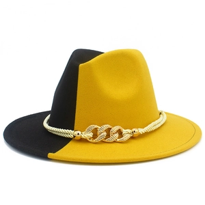 Détail du chapeau Fedora bicolore en laine avec bande tressée et chaîne dorée