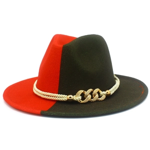 Détail d'un chapeau bicolore rouge et vert avec bande tressée et chaîne dorée chic