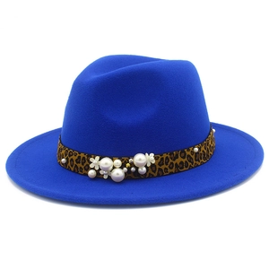 Détail du chapeau fedora bleu roi avec ruban léopard et perles blanches élégantes