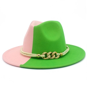 Détail d'un chapeau fedora bicolore rose et vert avec ceinture à maillons dorés