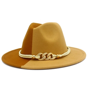 Détail d'un chapeau fedora bicolore avec corde tressée blanche et boucle dorée