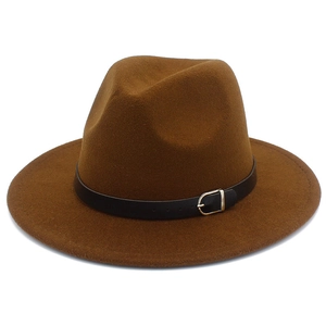 Chapeau fedora classique en laine marron avec bord plat et ceinture en cuir noir