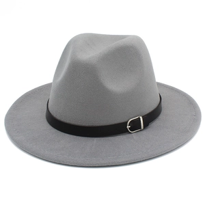 Détail d'un chapeau fedora gris en feutre avec bandeau en cuir noir et boucle en métal