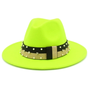 Dettaglio del cappello fedora in lana giallo neon con fascia decorata di strass e perle