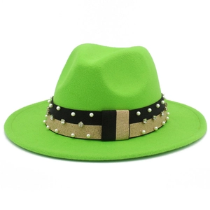 Dettaglio cappello fedora verde neon con fascia nero-oro e decorazioni di perle