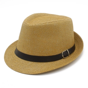 Λεπτομέρεια ψάθινου καπέλου fedora με μαύρη δερμάτινη ζώνη και ασημένια αγκράφα