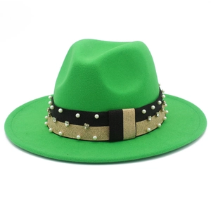 Dettaglio del cappello fedora verde con fascia decorativa nero-oro con perle e strass