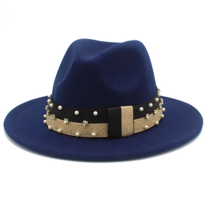 Dettaglio del cappello fedora in lana blu navy con fascia di perle e strass