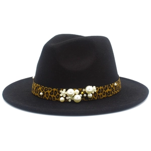 Gros plan détaillé d'un fedora en laine noire avec ruban léopard et ornements de perles