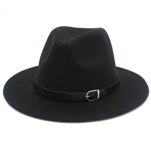Détail d'un chapeau fedora noir en laine avec ruban en cuir et boucle argentée élégante