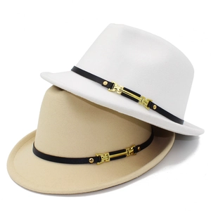 Dettaglio di cappelli fedora in lana con cinturino in pelle nera e fibbia dorata a H