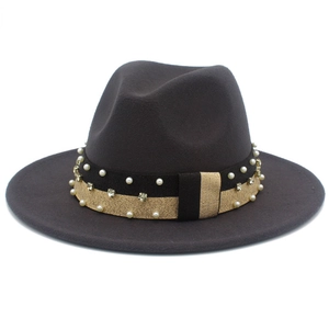 Dettaglio di un cappello fedora in lana grigio scuro con nastro decorato perle e strass